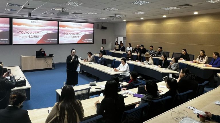 The head of the NU cultural center, professor Gultas Kurmanbay, took the reins of the training event. Abai's thirty-eighth speech was analyzed at the meeting, and guests discussed the concept.