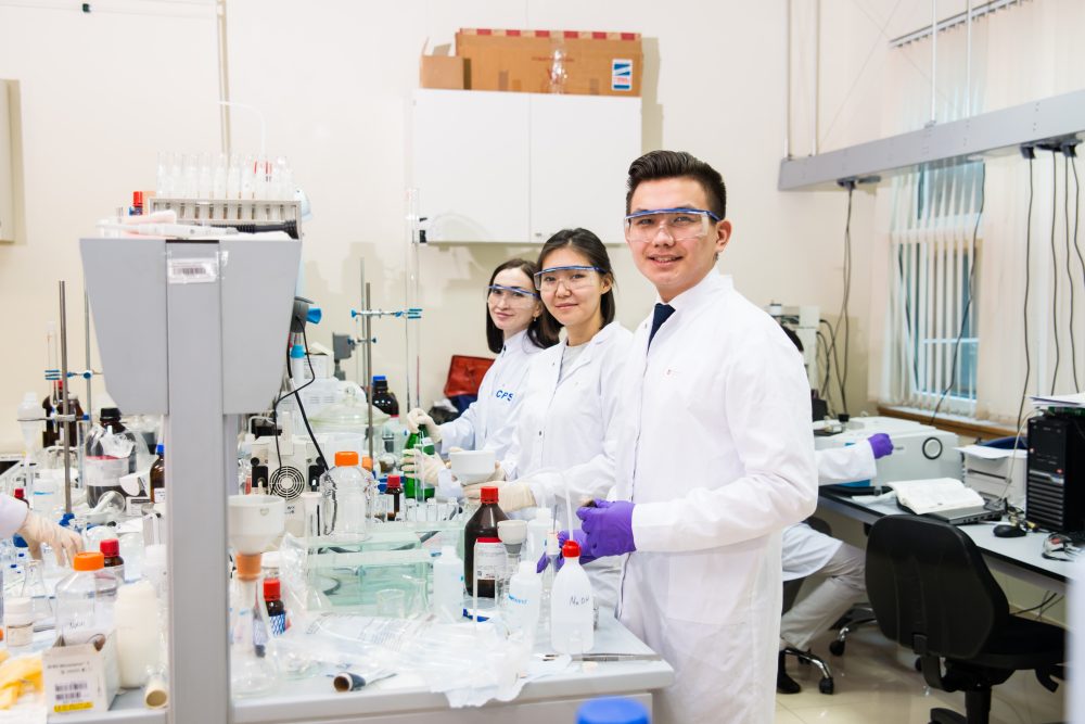 Анара Серикбаева родом из Павлодара, магистрант Назарбаев университета. Она изучает клеточную биологию, проводит исследования в лаборатории.