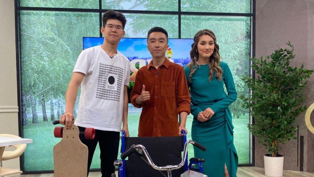 He opened a workshop for the invention of the electric wheelchair to facilitate the movement of people with disabilities. Aimedet talked about the benefits of his invention to the “Oyan” broadcasting team.