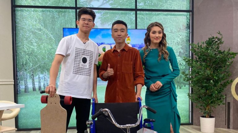 He opened a workshop for the invention of the electric wheelchair to facilitate the movement of people with disabilities. Aimedet talked about the benefits of his invention to the “Oyan” broadcasting team.