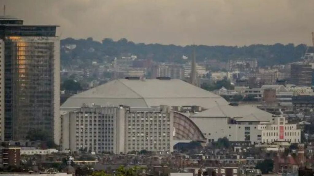 Дэвид ДеРемер, NUGSB Ассистент профессоры мен Қазақ-Британ техникалық университетінің Ассистент профессоры Біржан Баткеев Алматыдағы ауаның ластануының қылмыс деңгейіне әсерін зерттеді. Қазақстанның оңтүстігіндегі бұл қала таудың төменгі ағысына жақын орналасуына және желдің аздығына байланысты ауаның ластануы бойынша халықаралық қауіпсіздік стандарттарынан жиі асып түседі.