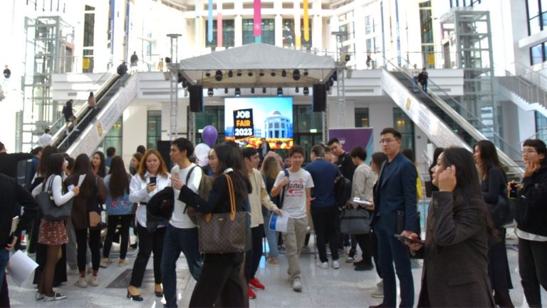 2023 жылдың 10 наурызында «Назарбаев Университеті» ДББҰ-да түлектерді жұмысқа орналастыру, сондай-ақ студенттердің кәсіптік тәжірибесі мен тағылымдамадан өтуін ұйымдастыру мақсатында бос жұмыс орындары жәрмеңкесі өтті. Жәрмеңке қызмет бағыттарына бөлінді, олардың ең ірілері: машина жасау, IT секторы, білім беру, денсаулық сақтау, консалтинг, мұнай-газ өнеркәсібі, геология.