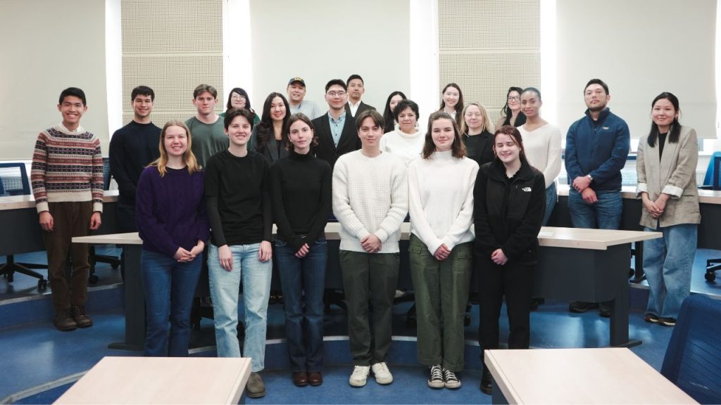 Запущенная в 2023 году совместно с Middlebury college «Программа для иностранных студентов на русском языке» предлагает студентам из США отучиться семестр в Казахстане. Студенты из разных регионов Америки, в том числе Нью-Йорк, Огайо, Теннесси, Массачусетс и прочие, приехали в Астану, чтобы учить казахскую культуру и русский язык, погрузившись в среду носителей.