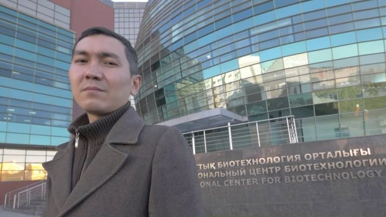 Болат Султанкулов, клеточный биолог, защитивший степень PhD в Назарбаев Университете, выпускник Ноттингемского университета. Уже 10 лет Болат работает в Казахстане, создавая технологичные био-стартапы, и является со-основателем бизнес-инкубатора Founder Institute.