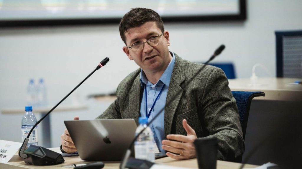 Назарбаев Университетінің, Кейптаун университетінің (Оңтүстік Африка), Сассекс (Англия) және Ольстердің (Солтүстік Ирландия) ғалымдары кіретін халықаралық академиялық желісі - PEER Network Орталық Азия хабының бастапқы іс-шарасы өтті. PEER Network – төрт университеттің Орталық Азия елдеріндегі (Қазақстан, Қырғызстан, Өзбекстан, Тәжікстан) ғалымдармен, саясаткерлермен және практиктермен әріптестікте білім берудің саяси-экономикалық талдауының сапасын арттыруға бағытталған үш жылдық бастамасы.