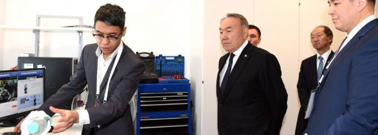 Бүгін ҚР Тұңғыш Президенті Күні, Мемлекет басшысы Нұрсұлтан Назарбаев Университеттің жаңадан ашылған C-4 ғылыми-зерттеу кешенінде, сондай-ақ Университеттің ғылыми жобаларының көрмесінде болды. ҚР Президенті Нұрсұлтан Назарбаев – Назарбаев Университетінің, Назарбаев Зияткерлік Мектептерінің және Назарбаев Қорының Жоғары қамқоршылық кеңесінің Тұңғыш Төрағасы болып табылады.