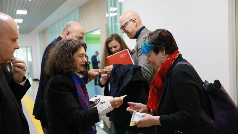 NU басшылығымен, декандарымен және профессорларымен кездесу барысында делегация зерттеу, студенттік ұтқырлық және бірлескен академиялық бастамалар бөлігінде ынтымақтастыққа қызығушылық танытты. Американдық делегацияның сапары жоғары білім саласындағы халықаралық әріптестіктің маңыздылығын атап өтіп, Қазақстан мен АҚШ университеттері арасындағы байланыстарды нығайтуға мүмкіндіктер ашады.