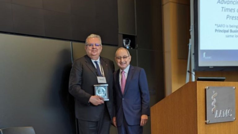 Марапаттау рәсімі 2024 жылғы 2 мамырда Вашингтонда AAHCI жаһандық инновациялық форумы кезінде өтті. AAHCI сыйлығы пациенттерге күтім жасау, биомедициналық зерттеулер және медициналық кадрларды даярлау саласындағы әлем бойынша академиялық медициналық орталықтардың тиімділігін арттыруға қосқан үлесі мен сіңірген еңбегі үшін беріледі.