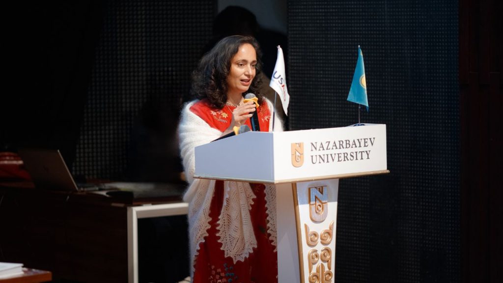 Форум направлен на поддержку женщин-предпринимательниц в транспортной и логистической сферах, помогая им справляться с уникальными вызовами и предоставляя возможности для сотрудничества, обмена ресурсами и профессионального роста. Айжан Бижанова, первый вице-министр торговли и интеграции РК, выступила на мероприятии с приветственным словом, подчеркнув важную роль женщин в экономическом развитии страны.