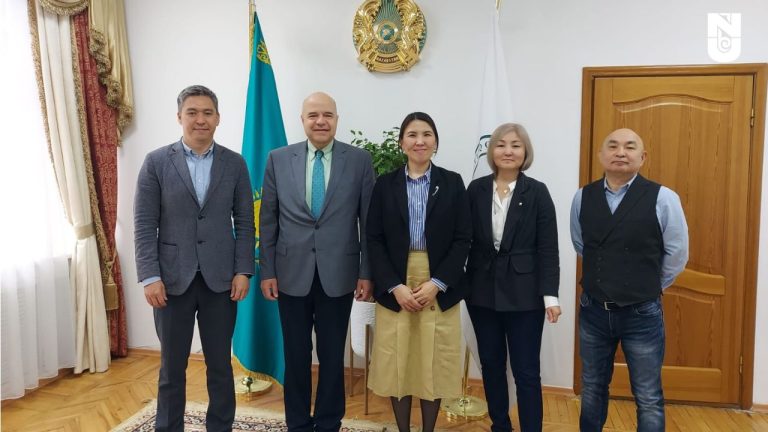 2023 жылғы 24-25 мамырда Назарбаев Университетінің (NU) делегациясы көпжылдық тарихы бар алматылық Абай атындағы Қазақ Ұлттық педагогикалық университетіне сапар жасады. Елордалық университет атынан NU Дипломнан кейінгі бағдарламалар жөніндегі қауымдастырылған провосты Луис Рамон Рохас-Солосарно және Провост кеңсесінің бас менеджерлері Гүлназ Бөлебаева мен Асхат Бекжанов қатысты.