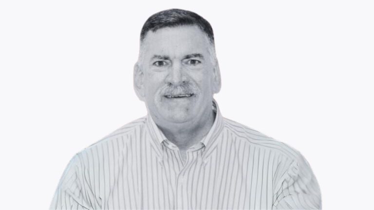 Кевин Назарбаев Университетіне 2018 жылдың тамыз айында қосылды, Zero Year Graduate Program студенттеріне академиялық коммуникациядан сабақ берді. Оның коммуникация курсының қалыптасуына қосқан үлесі мен бағдарламаның жалпы табысы өшпес із қалдырады.