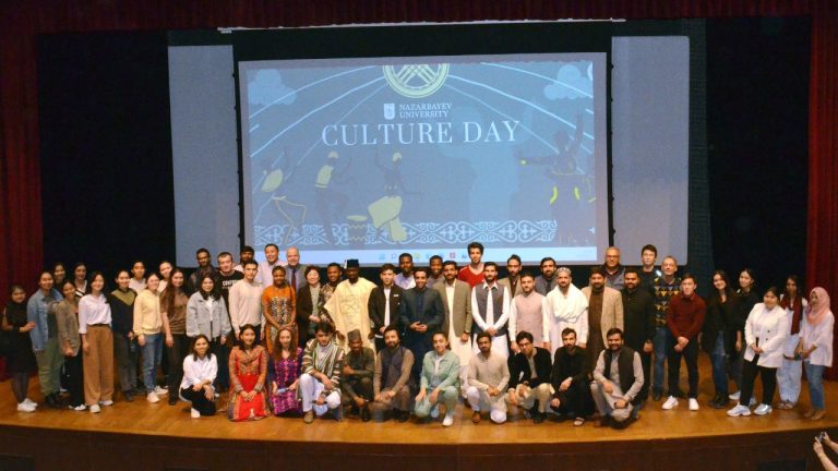 14 октября 2022 года в Назарбаев Университете с блеском прошел первый День культуры NU, в котором приняли участие руководство вуза, преподаватели, сотрудники и студенты, представители разных стран и культур. Мероприятие, инициированное Ассоциацией иностранных студентов Назарбаев Университета (NUAIS), было организовано в тесном сотрудничестве с Министерством культуры Студенческого правительства (SG MinCult), Культурным центром "Рухани Жангыру", Офисом по работе с международными студентами и специалистами (OISSS) и более чем 10 различными клубами Назарбаев Университета.