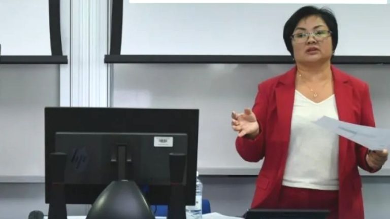 Оқу-ағарту бірінші вице-министрі Шолпан Каринова Назарбаев Университеті Жоғары білім мектебінің магистранттары мен докторанттарына қонақ дәріс өткізді. Кездесуге университеттің профессор-оқытушылар құрамы, Жоғары білім мектебінің қызметкерлері қатысты.