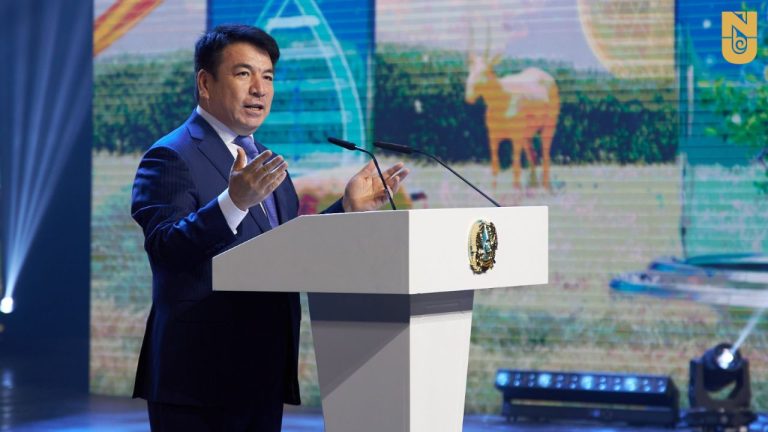 Өз баяндамасында Блэр Қазақстанның өз тәуелсіздігінің 20 жылдығын Президент Назарбаевтың басшылығымен мерекелеп жатқанын мақтан етуі керек деді. Сондай-ақ Қазақстанның экономикалық, әлеуметтік және саяси тұрғыдан жаңадан даму сатысына көтерілгенін де атап өтті.