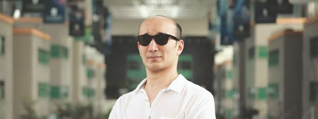 Зият – Назарбаев Университетінің ассистивті технологиялар және ақпараттың қолжетімділігі жөніндегі сарапшы-менеджері. Ол жасөспірім кезінде көру қабілетінен толық айырылды, бұл оның университетті бітіруіне, АҚШ-та тағылымдамадан өтуіне және Қазақстанның беделді жоғары оқу орнында жұмыс істеуіне кедергі болмады.