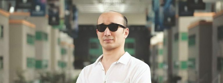 Зият - эксперт-менеджер Назарбаев Университета по ассистивным технологиям и доступности информации. Он полностью потерял зрение, когда был подростком, что не помешало ему окончить университет, пройти стажировку в США и работать в престижном вузе Казахстана.