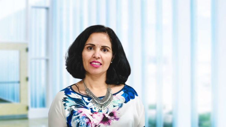 Өз біліміңіз бен кәсіби дайындығыңыз туралы айтып беріңізші. 2008 жылы мен Сассекс университетінің Халықаралық білім беру орталығында білім беру саласындағы философия докторы дәрежесін алдым.