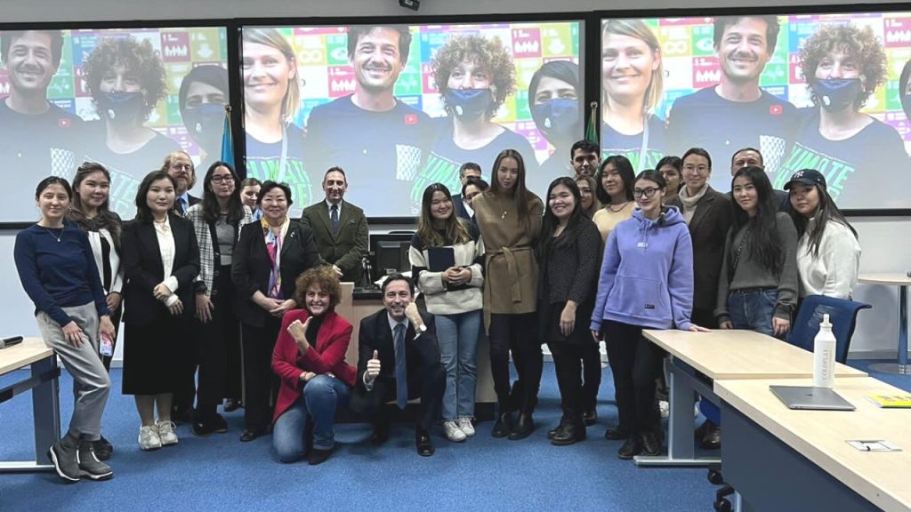 14 ноября 2022, в рамках серии гостевых лекций Назарбаев Университет посетили Посол Итальянской Республики в Республике Казахстан господин Марко Альберти и Президент Food Future Institute Сара Роверси с гостевой лекцией на тему: «Устойчивое развитие — это обязательство нового поколения». Лекция была проведена для сообщества университета: студентов, сотрудников и всех желающих.