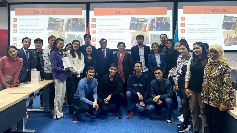 2022 жылғы 12 қазанда Индонезия Республикасының Қазақстандағы және Тәжікстандағы Елшісі Мохамад Фаджрул Рахман мырза Назарбаев Университетіне «Индонезия дипломатиясы» тақырыбында қонақтық лекциямен келді. Индонезияның сыртқы саяси доктринасы 4+1 формуласына ие және ел 1949 жылы алған тәуелсіздік құнына негізделген.