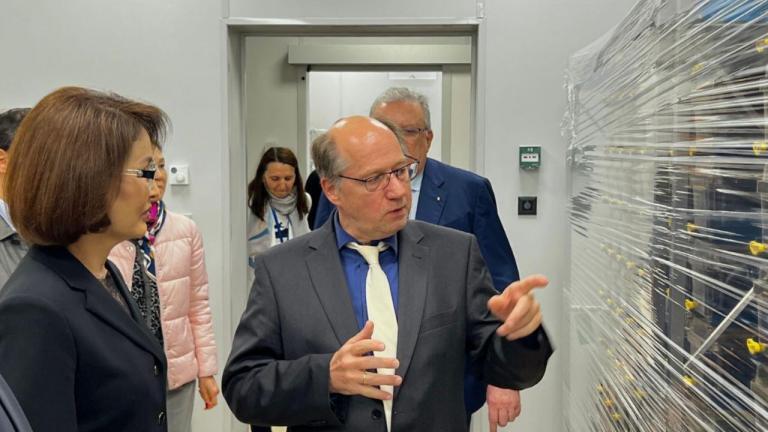 ҚР денсаулық сақтау министрі Ақмарал Әлназарова пен бірінші вице-министр Тимур Сұлтанғазиев бастаған ведомство делегациясы медицина және биологиялық медицина саласындағы зерттеу жұмыстарының соңғы жетістіктерімен танысу үшін ресми сапармен NU Медицина мектебіне келді. NU вице-президенті мен Медицина мектебінің деканы, доктор Массимо Пиньятелли, сондай-ақ «University Medical Center» (UMC) корпоративтік қорының басқарма төрағасы доктор Юрий Пя Биомедициналық зерттеу орталығының, NU Медицина мектебінің жұмысы туралы туралы айтып, академиялық медицина кластерінің жетістіктерімен таныстырды.