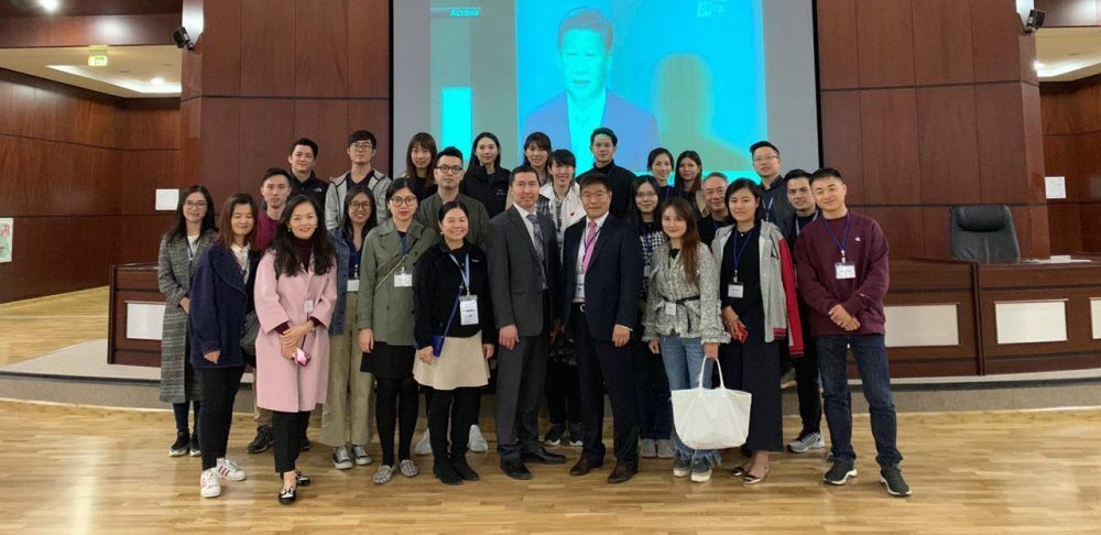 Гонконг Сити Университеті «Global Business Management» магистрлік бағдарламасының модульдерінің бірін Назарбаев Университетінде өткізуде. Профессорлар мен студенттер Назарбаев Университетінің Жоғары бизнес мектебінің оқытушыларынан білім алып, семинарларға қатысып, жетекші қазақстандық компанияларға (ERG, AIFC, «Родина» агрофирмасы және т.