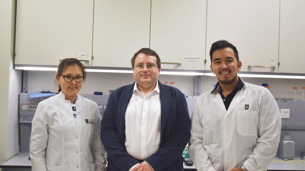 Лаборатория биосенсоров и биоинструментов National Laboratory Astana НУ проводит исследования в области диагностики и анализа ДНК, технологий малоинвазивного лечения рака и технологий для интеграции в медицинские устройства. Группа ученых НУ, состоящая из руководителя лаборатории биосенсоров и биоинструментов, Профессора Даниэля Тоси, научного сотрудника Жаннат Ашикбаевой и старшего научного сотрудника Байзака Кудайбергенова, изучает интеллектуальные миниинвазивные передовые методы диагностики и лечения рака.