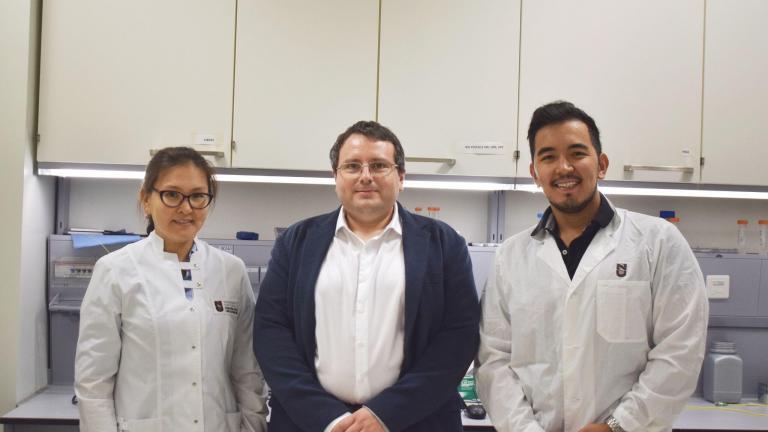 Лаборатория биосенсоров и биоинструментов National Laboratory Astana НУ проводит исследования в области диагностики и анализа ДНК, технологий малоинвазивного лечения рака и технологий для интеграции в медицинские устройства. Группа ученых НУ, состоящая из руководителя лаборатории биосенсоров и биоинструментов, Профессора Даниэля Тоси, научного сотрудника Жаннат Ашикбаевой и старшего научного сотрудника Байзака Кудайбергенова, изучает интеллектуальные миниинвазивные передовые методы диагностики и лечения рака.