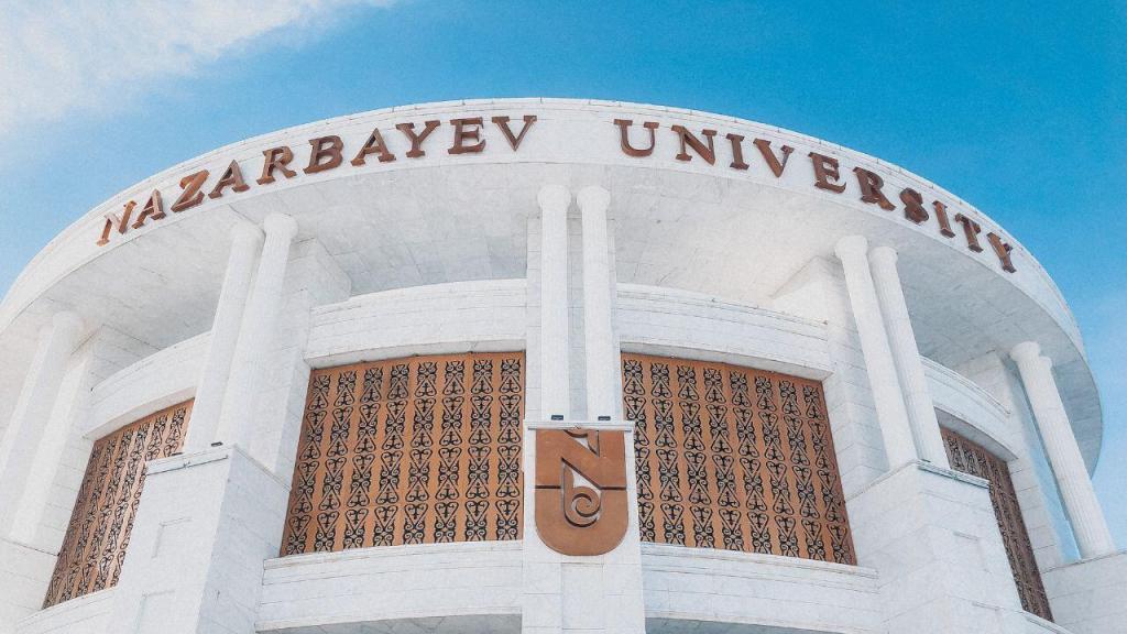 Спикерлер:Әділ Тауфиқұлы мен Аида Кенжеғалиқызы – NU 3 курс студентінің ата-анасы;Аида Сұлтанәли – NU Студенттерді оқуға тартуды басқару офисының аға менеджері. Эфир барысында келесі сұрақтарды қарастырамыз:Балаларды оқытудың жаһандық дағдыларыСтуденттік өмірге дайындықта отбасының рөліНазарбаев Университетіне оқуға түсудегі қадамдық жоспарНазарбаев Университетінің гранттары мен қабылдау шарттары Эфир қазақ және орыс тілдерінде өтеді, сонымен қатар ата-аналарға да, оқушыларға да пайдалы болады.