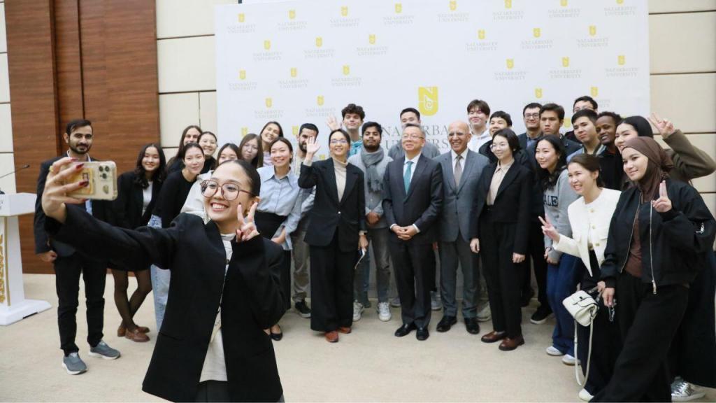 During his talk, Li discussed critical economic issues facing the region, including structural reforms necessary to decrease youth unemployment, ways to combat the climate change, and the economic outlook for Kazakhstan. Following the talk Li noted: “I’m very impressed by the university.