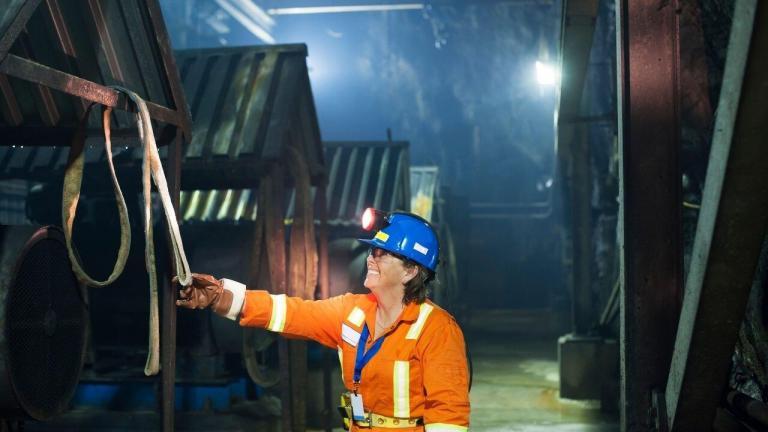 Mining Technology Элеонора Видзик-Кейпхартпен сұхбат жүргізді: біз оның ерлер басым сектордағы тәжірибесі туралы, цифрландырудың тау-кен саласын қалай өзгертетін және әр түрлі жұмыс мүмкіндіктері туралы және тау-кен компаниялары әйелдерді осы салаға қалай тарта алатындығы туралы әңгімелесті. Доктор Элеонора Видзик-Кейпхарт Назарбаев университетіндегі Тау-кен ісі және жер туралы ғылымдар мектебінде ассоциативті профессор лауазымына ие болғанға дейін көптеген елдерде, соның ішінде АҚШ, Австралия және Чилиде 30 жыл бойы тау-кен саласында оқыды, жұмыс істеді және сабақ берді.