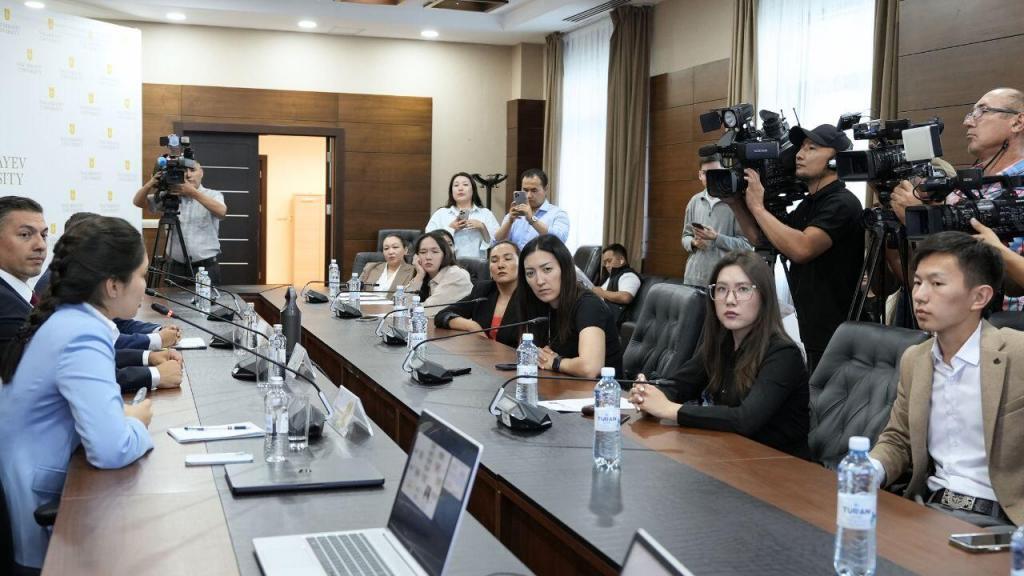 NU-да Ақылды жүйелер мен жасанды интеллект институты (ISSAI) негізін қалаушы және бас директоры, профессор Атакан Варол, операциялық қызмет жөніндегі директор орынбасары Ербол Абсалямов және сыртқы байланыстар жөніндегі директор орынбасары Мәдина Әбдірахманованың қатысуымен брифинг өтті. Баяндамашылар қазақ тіліндегі алғашқы KazLLM әзірлеу үдерісіне тоқталды.