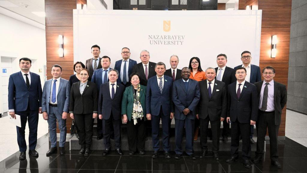 Сапар мақсаты – еліміздің жетекші университетінің қызметімен, және отандық ғылымның дамуына үлес қосып жүрген қазақстандық жас ғалымдармен танысу. Кездесу барысында NU Президентінің міндетін атқарушы доктор Илесанми Адесида сенаторларға ғылыми-зерттеу университетінің қызметі, оның принциптері, дамудың негізгі кезеңдері мен халықаралық беделді рейтингіне кіруі туралы айтып берді.