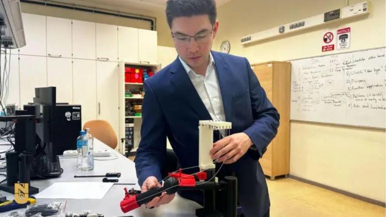 They are developing exoskeletons, or robotic skeletons, for the upper and lower extremities that help paralyzed patients regain motor functions that mimic the body's natural movements. Projects also include the creation of surgical robots and the use of artificial intelligence in medicine.