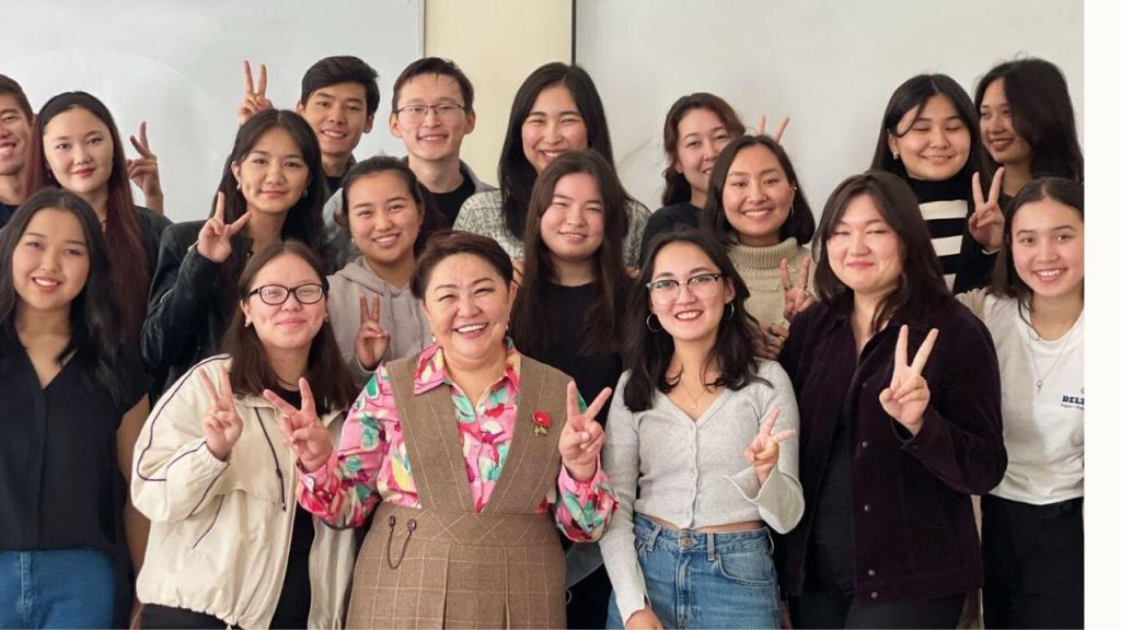 TikTok желісінде NU студенті «Қазақ музыкасының тарихы» курсы туралы әңгімелейтін бейнеролик танымал болды, онда студенттер ән айтқаны үшін баға ала алады. Осы курстың оқытушысы, NU қауымдастырылған профессоры Мейрамгүл Құсайынова Elorda.