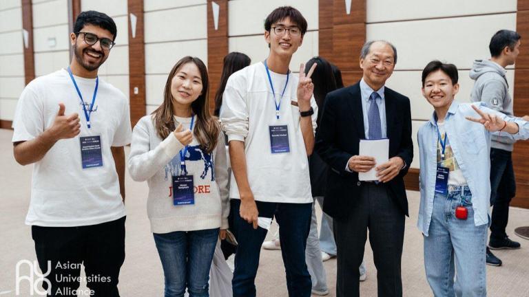 2022 жылдың 24 қазанында Назарбаев Университетінде «Мета-Жібек жолын құру: нақты және виртуалды әлемде азиялық мәдениеттердің интеграциясы» тақырыбында Азия университеттері альянсының (AUA) Халықаралық жастар форумы басталды. Назарбаев Университеті Альянс мүшелері яғни Азияның сегіз университетінің студенттерін қабылдайды.