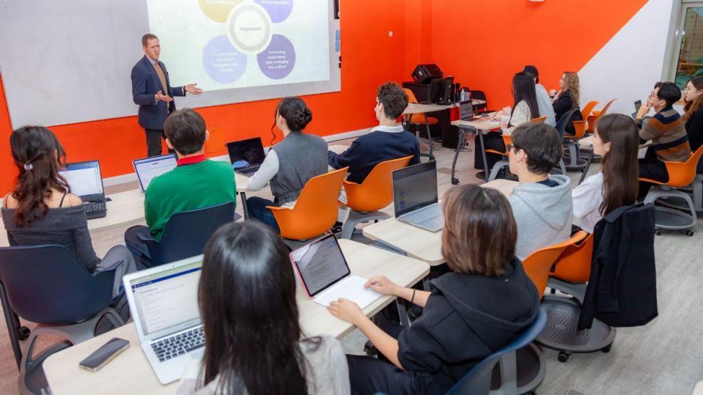 Серіктестіктің негізгі бағыттары NU қызметкерлері үшін стипендиялық бағдарламаларға (fellowships) өтініш беру мүмкіндігін ашу және 2025 жылы Advance HE аккредитациясын алу мақсатында жаңа білім беру бағдарламаларын әзірлеу болады. Университет Advance HE-мен 7 жылдан бері табысты жұмыс істеп келеді, оның ішінде «Professional Certificate of Academic Practice» бағдарламасын жүзеге асырып, зерттеушілердің дамуына қолдау көрсетуде.