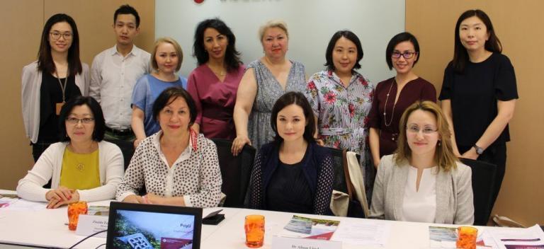 11-12 июля 2018 года состоялся визит представителей Назарбаев Университета в Гонконгский политехнический университет (Hong Kong PolyU), один из членов Исполнительного совета Университетского Альянса Шелкового пути (UASR), для знакомства с работой университета и проведения переговоров о дальнейшем сотрудничестве, особенно в отношении обмена студентами. Делегацию НУ представляли три блока интересов: блок «Международное сотрудничество», «финансы и бюджетирование», а также «Архивы и документация».