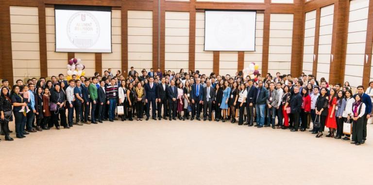 2017 жылы 4-5 қарашада Назарбаев Университетінде Түлектердің екінші кездесуі өтті. Биыл 2 күнге созылған Түлектердің кездесу бағдарламасы: Ресми және Спорт фестивалі – бөлімі болып ұйымдастырылды.