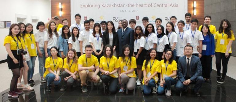 Сессияда Қазақстан Республикасының Денсаулық сақтау министрі Салидат Қайырбекова; Назарбаев университеті Атқарушы Кеңесі Төрағасының орынбасары Алмаз Шарман; 2009 жылы химия бойынша Нобель сыйлығын алған Ада Йонат (Израль); физиология және медицина бойынша 1993 жылғы Нобель сыйлығының иегері, Шеффилд университетінің профессоры Ричард Джон Робертс (Ұлыбритания); химия бойынша 1993 жылғы Нобель сыйлығының лауреаты, Окленд ғылыми-зерттеу институты және балалар ауруханасының еңбек сіңірген ғылыми қызметкері Кэри Бенкс Муллис (АҚШ); Стокгольмдегі Корольдік Каролин медициналық институтының халықаралық денсаулық сақтау профессоры Ханс Рослинг (Швеция), Дүниежүзілік денсаулық сақтау ұйымының Еуропа бюросының денсаулық сақтау жүйесі және қоғамдық денсаулық бөлімінің директоры Ханс Клюге (Бельгия); ҚР Денсаулық сақтау вице-министрі Ерік Байжүнісов сөз сөйлеп, баяндама жасады. 2011 жылы ҚР Президентінің Жарлығымен 2015 жылға дейінгі кезеңге арналған денсаулық сақтау саласын дамытудың «Саламатты Қазақстан» мемлекеттік бағдарламасы бекітілді.