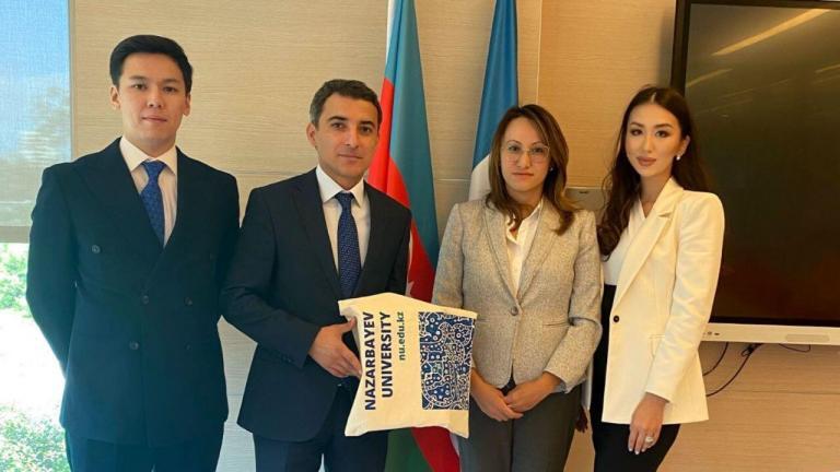 Тараптар екі университет арасындағы академиялық және ғылыми-зерттеу қызметін қолдау, өзара қызығушылық тудыратын бірлескен ғылыми жобалар, кәсіби дамуды күшейту, студенттермен алмасу және жазғы мектептер бойынша ынтымақтастық және тағы да басқа бағыттарын белгіледі. 2022 жылдың қыркүйегінде Жаһандық қатынастар офисінің басшысы Алия Каймолдинова бастаған NU өкілдері Әзірбайжандағы орналасқан университеттерімен институционалдық байланыстарды орнату мақсатында іссапармен ADA Университетіне барды.