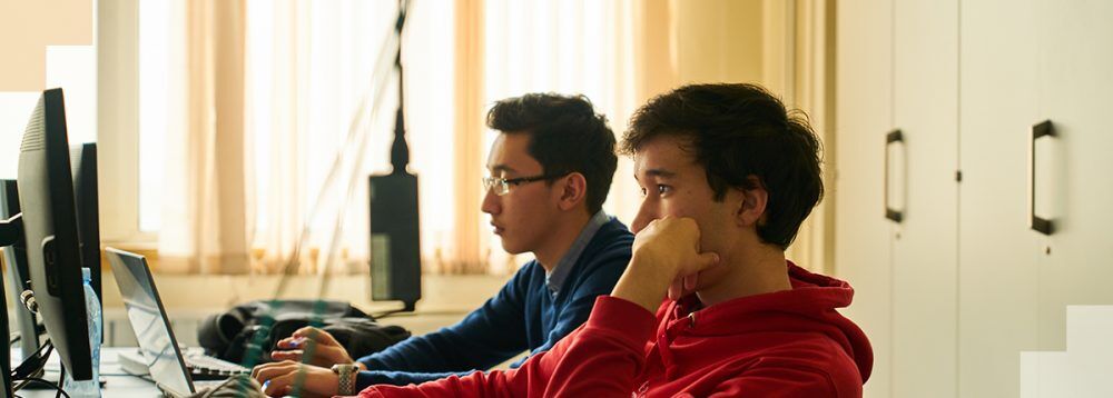 Ақпаннан сәуірге дейін үш ай бойы «Цифрлық Қазақстан» мемлекеттік бағдарламасын қолдау үшін Назарбаев Университетінің оқытушылары мемлекеттік қызметшілер мен Қазақстан Республикасы Үкіметінің өкілдеріне арналған «Цифрландыру» тақырыбы бойынша дәрістер өткізеді. Семинарлардың мақсаты – цифрлық экономиканың құзыреттілігі мен дағдыларын дамыту және цифрлық сауаттылық деңгейін арттыру.