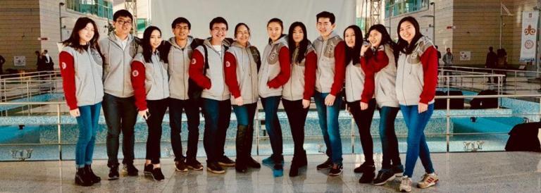 Біз қазірдің өзінде, АҚШ-тың Бостон қаласында қарашаның 9 және 13 аралығында Ғылым және технологиялар мектебінің 4 курсының үш студенті, НУ iGEM командасының мүшелері Вальдемир Ким, Мәриям Акижанова және Еркежан Қалиханова синтетикалық биология бойынша халықаралық iGEM конкурсында (International Genetically Engineered Machine) «Биоремедиация Cr (VI) ағынды сулардан ұсақ балдырларды пайдалану» жобасын ұсынып, алтын медаль алды. Осылайша, бүгін біз нақ осы жерде Назарбаев Университетінің студенттеріне синтетикалық биология саласында жаңа дағдыларды дамытуға, білім мен ұғым алуға мүмкіндік берілетін, сондықтан білім беретін деп атауға болатын, жоғары курс студенттері құрған НУ iGEM студенттік клубы туралы нақтырақ айтып береміз.