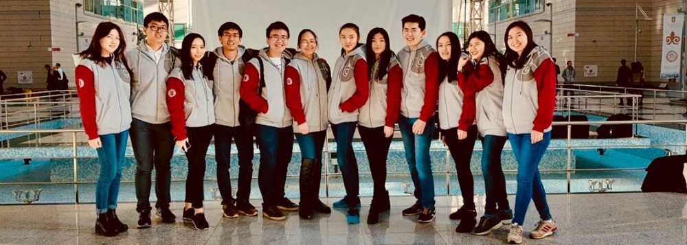 Біз қазірдің өзінде, АҚШ-тың Бостон қаласында қарашаның 9 және 13 аралығында Ғылым және технологиялар мектебінің 4 курсының үш студенті, НУ iGEM командасының мүшелері Вальдемир Ким, Мәриям Акижанова және Еркежан Қалиханова синтетикалық биология бойынша халықаралық iGEM конкурсында (International Genetically Engineered Machine) «Биоремедиация Cr (VI) ағынды сулардан ұсақ балдырларды пайдалану» жобасын ұсынып, алтын медаль алды. Осылайша, бүгін біз нақ осы жерде Назарбаев Университетінің студенттеріне синтетикалық биология саласында жаңа дағдыларды дамытуға, білім мен ұғым алуға мүмкіндік берілетін, сондықтан білім беретін деп атауға болатын, жоғары курс студенттері құрған НУ iGEM студенттік клубы туралы нақтырақ айтып береміз.