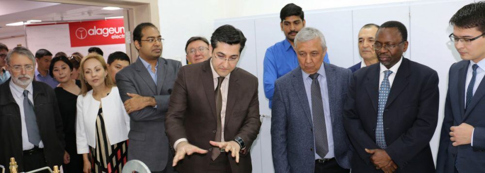 19 маусымда Назарбаев Университетінде бірлескен «Энергожүйе және жоғары кернеу зертханасына» Alageum Electric компаниясынан құрал-жабдықтарды табыстау салтанаты өтті. Білім беру алаңы болып табылатын зертхана Инженерия Мектебінің Electrical Engineering кафедрасы студенттерінің практикалық сабақтары үшін пайдаланылып, студенттерге электр энергиясын түрлендіру үшін арналған электромагниттік статистикалық құрылғылармен егжей-тегжейлі танысуға мүмкіндік береді.