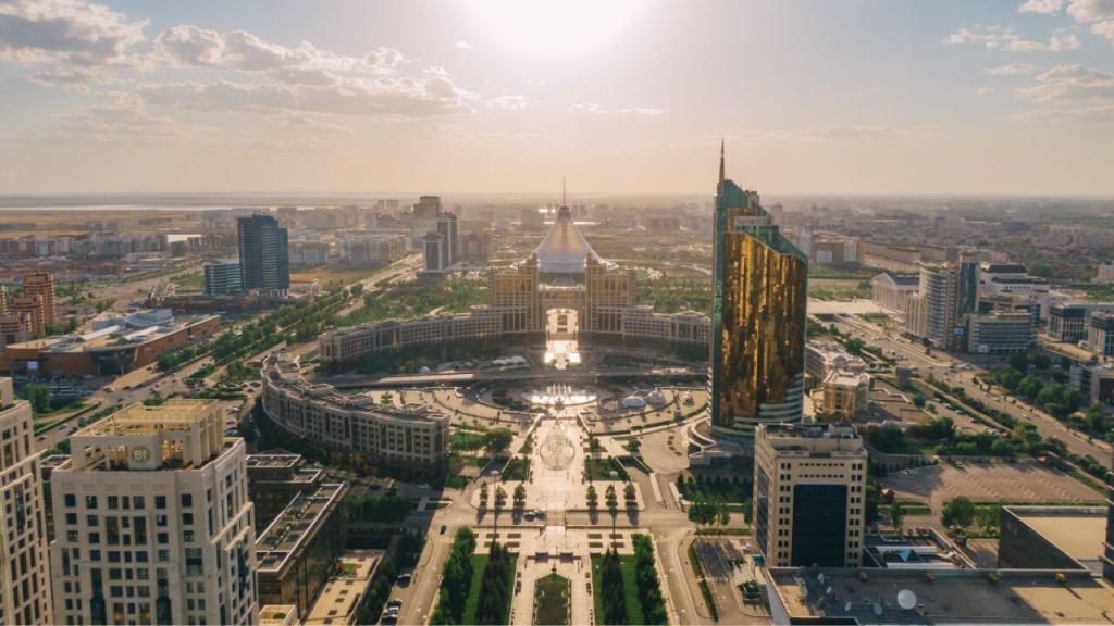 Исследовательская статья "Новые нарративы и старые мифы: Учебники истории в Казахстане", написанная профессорами NU GSPP Азизом Бурхановым и Диной Шариповой, была опубликована в сборнике Nationalities Papers издательства Кембриджского университета. Статья посвящена роли учебников в конструировании национальной идентичности путем анализа утвержденных государством версий национальной идентичности и истории в Казахстане.