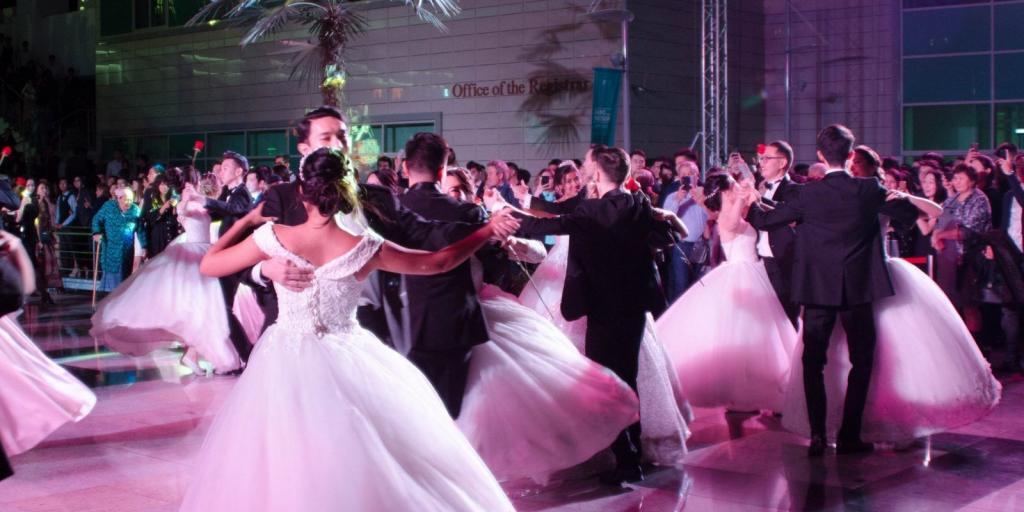 Благотворительный бал Astana Ball, организуемый ежегодно студентами Назарбаев Университета, прошел в атриуме НУ. Главная цель бала - в популяризации современной мировой культуры среди молодежи и в привлечении их к участию в благотворительных акциях.