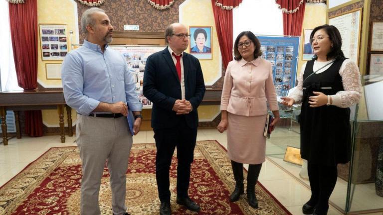 Назарбаев Университетінің (NU) Медицина мектебінің ғылыми жұмыс және аспирантура жөніндегі деканның орынбасары, биомедициналық ғылымдар кафедрасының меңгерушісі Дитер Ритмахер және Назарбаев Университеті Медицина мектебінің Қаумдастырылған профессоры Мохамад Альджофан Астана медицина университетінде болды. Кездесуге Дәрілік заттар мен медициналық бұйымдарды сараптау ұлттық орталығының департамент басшысы Шынар Байдуллаева да қатысты.