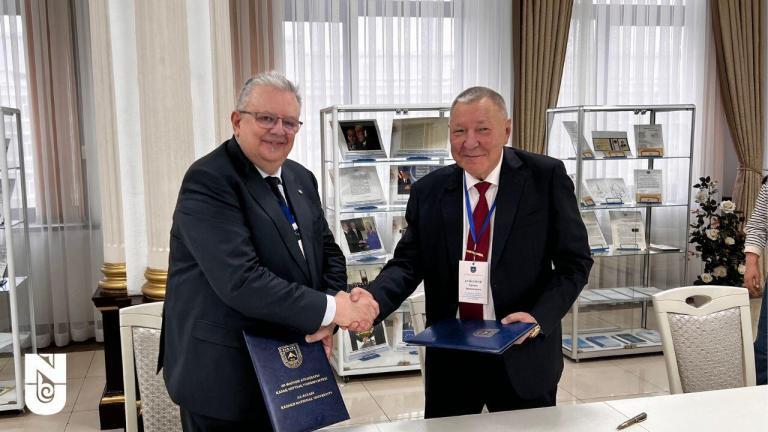 The signing ceremony took place within the framework of the 2nd Conference of the Eurasian Academic Alliance for Global Health, which was taking place in Almaty. The Memorandum aims to establish and develop cooperation in education, research and health care.