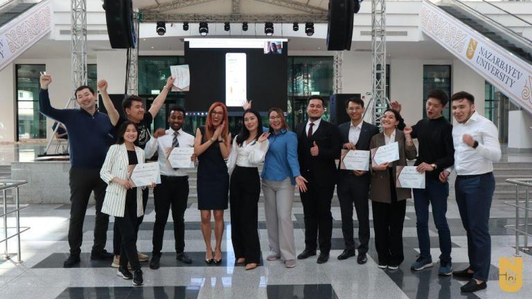 Школа инженерии и цифровых наук Назарбаев Университета с 2015 года предлагает курс «Глобализация и инженерия» в рамках программы Магистр инженерного менеджмента. После успешного старта курса ассоциированный профессор Мария Цакалероу подвела итоги первого года, и решила, что курс дал студентам много теории и абстрактных знаний, однако это все не было подкреплено практикой.