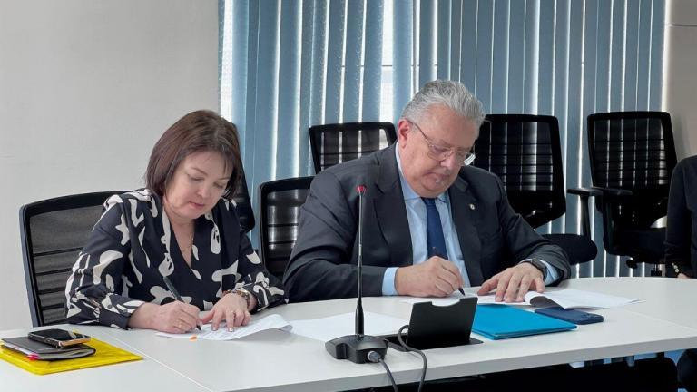 Назарбаев университеті (NU) мен Қазақстан Республикасы Денсаулық сақтау министрлігі “Қоғамдық денсаулық сақтау ұлттық орталығы” (ҚР ДСМ ҚДСҰО) медициналық білім және ғылым саласындағы ынтымақтастықты арттыру мақсатында өзара түсіністік туралы меморандумға қол қойды. Меморандумға ҚР ДСМ ҚДСҰО-ның басқарма төрағасы Манар Смағұл мен NU Медицина жөніндегі вице-президенті және Медицина мектебінің деканы, профессор Массимо Пиньятелли қол қойды.